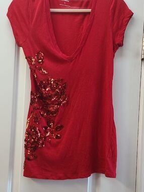 EXPRESS Red Sequin Tee. Size S. Beautiful One Sided Detail.